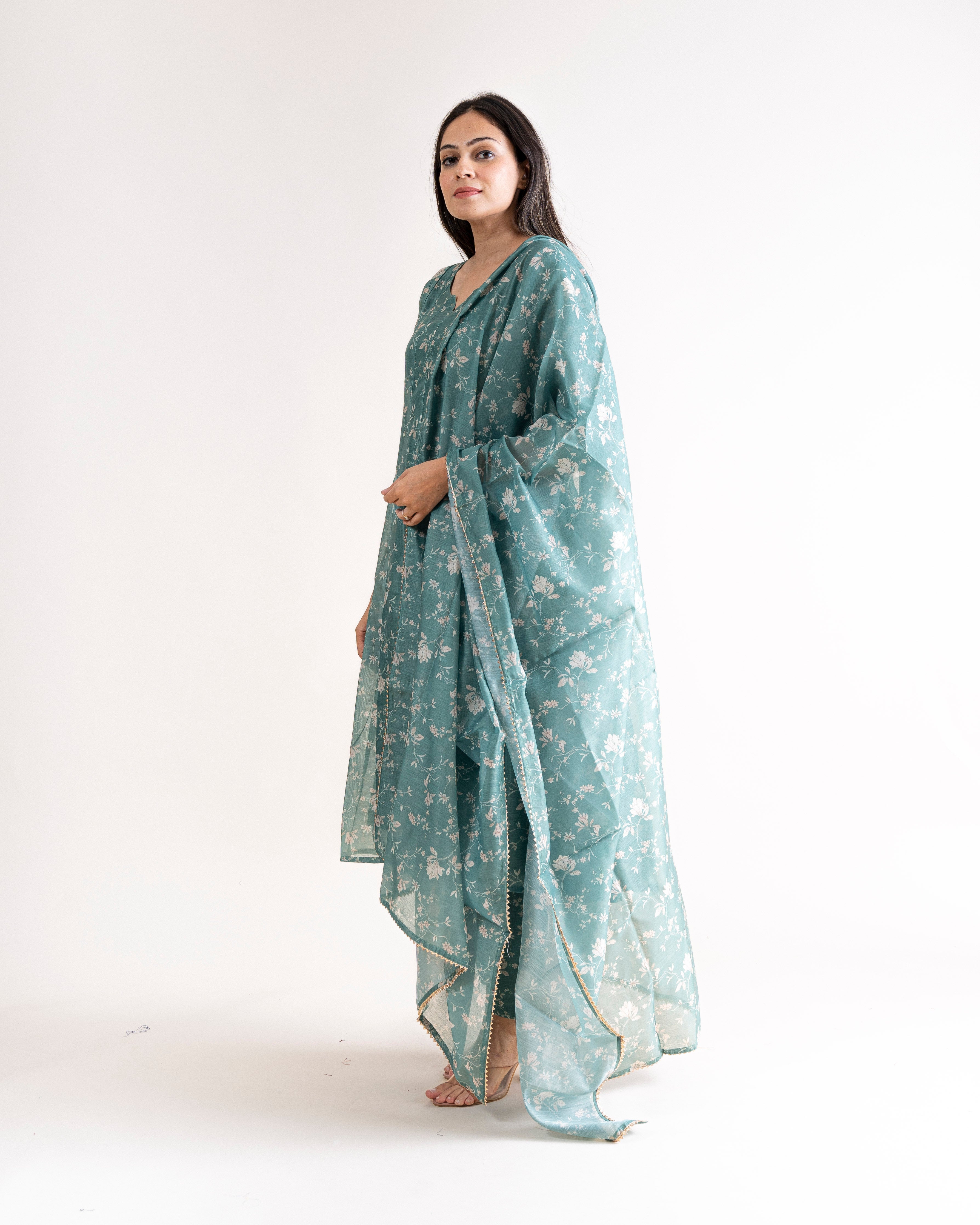 kali β kurta, pants & dupatta