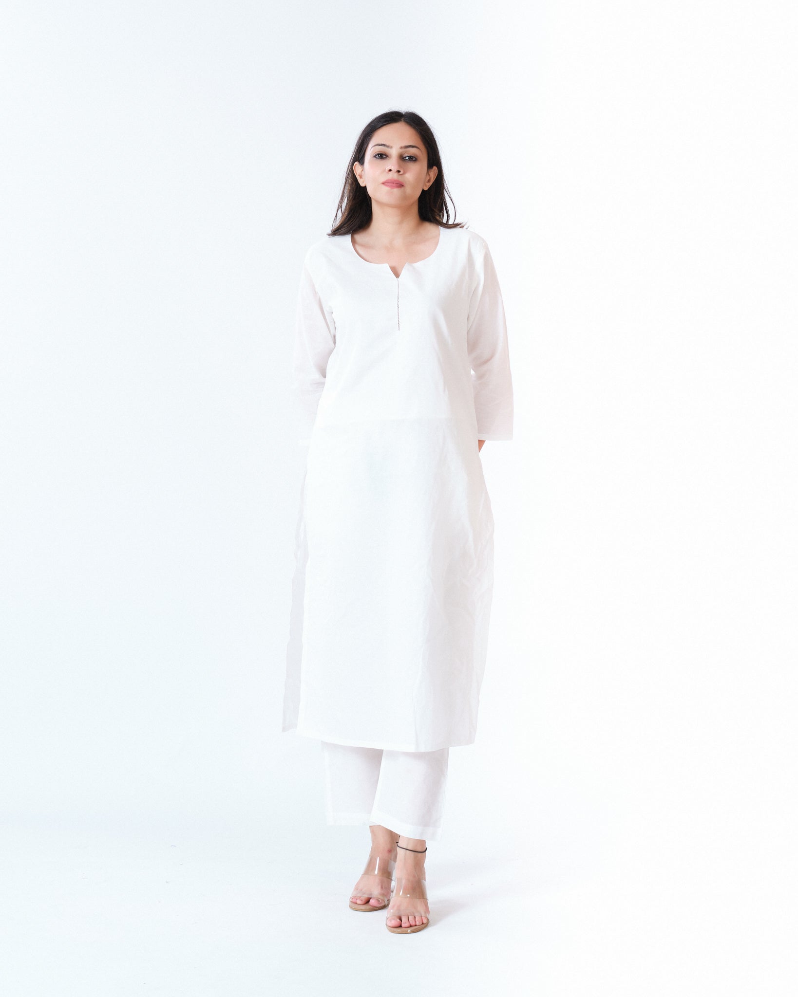 saphed β kurta & pants