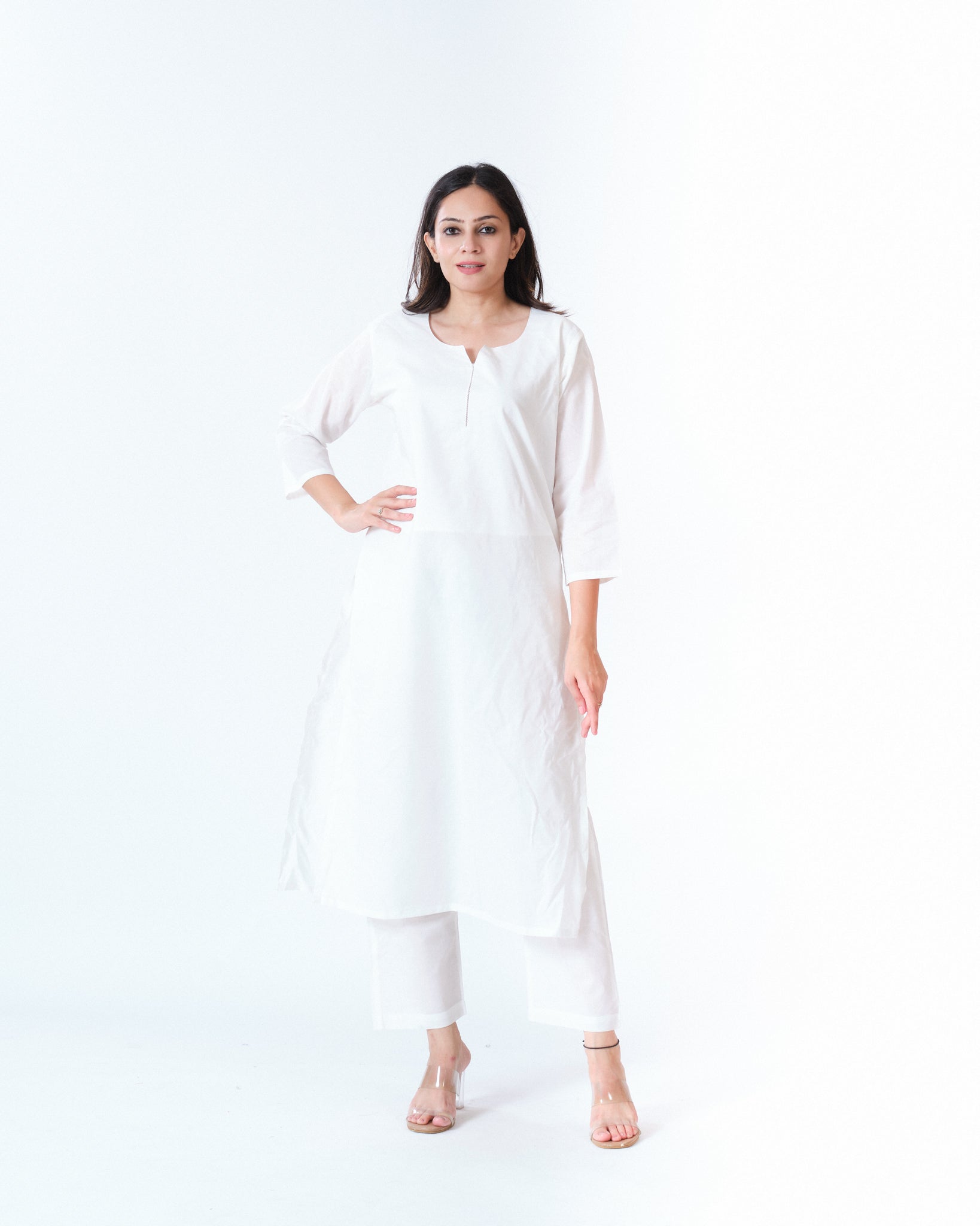saphed β kurta & pants