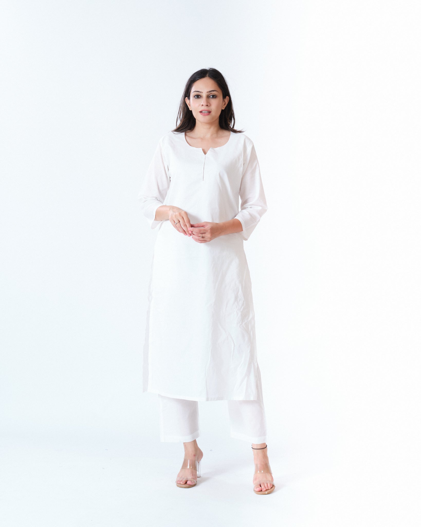 saphed β kurta & pants